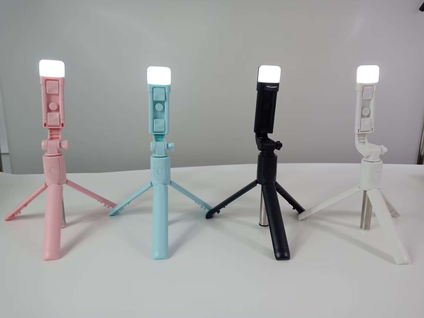 SELFIE STICK 3 EN 1 : TRIPODE, CONTROL BLUETOOTH Y LUZ LED